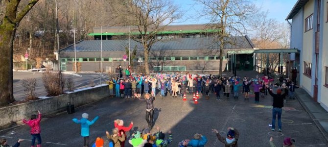 Die Hohenau-Grundschule schwingt das Tanzbein – Unser Flashmobtanz